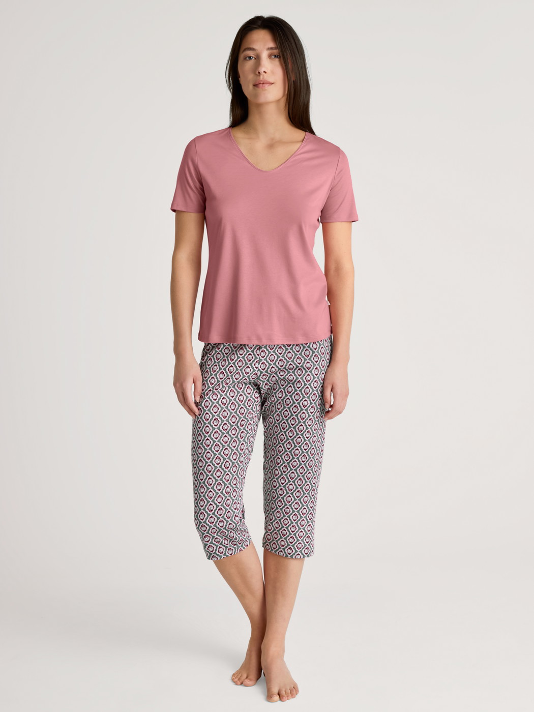 Le mannequin Femme porte le/la T-Shirt à manches courtes en 100% coton de couleur Rose, Unicolore, de la série Favourites Ground de CALIDA, Tenue
