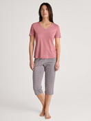 Le mannequin Femme porte le/la T-Shirt à manches courtes en 100% coton de couleur Rose, Unicolore, de la série Favourites Ground de CALIDA, Tenue