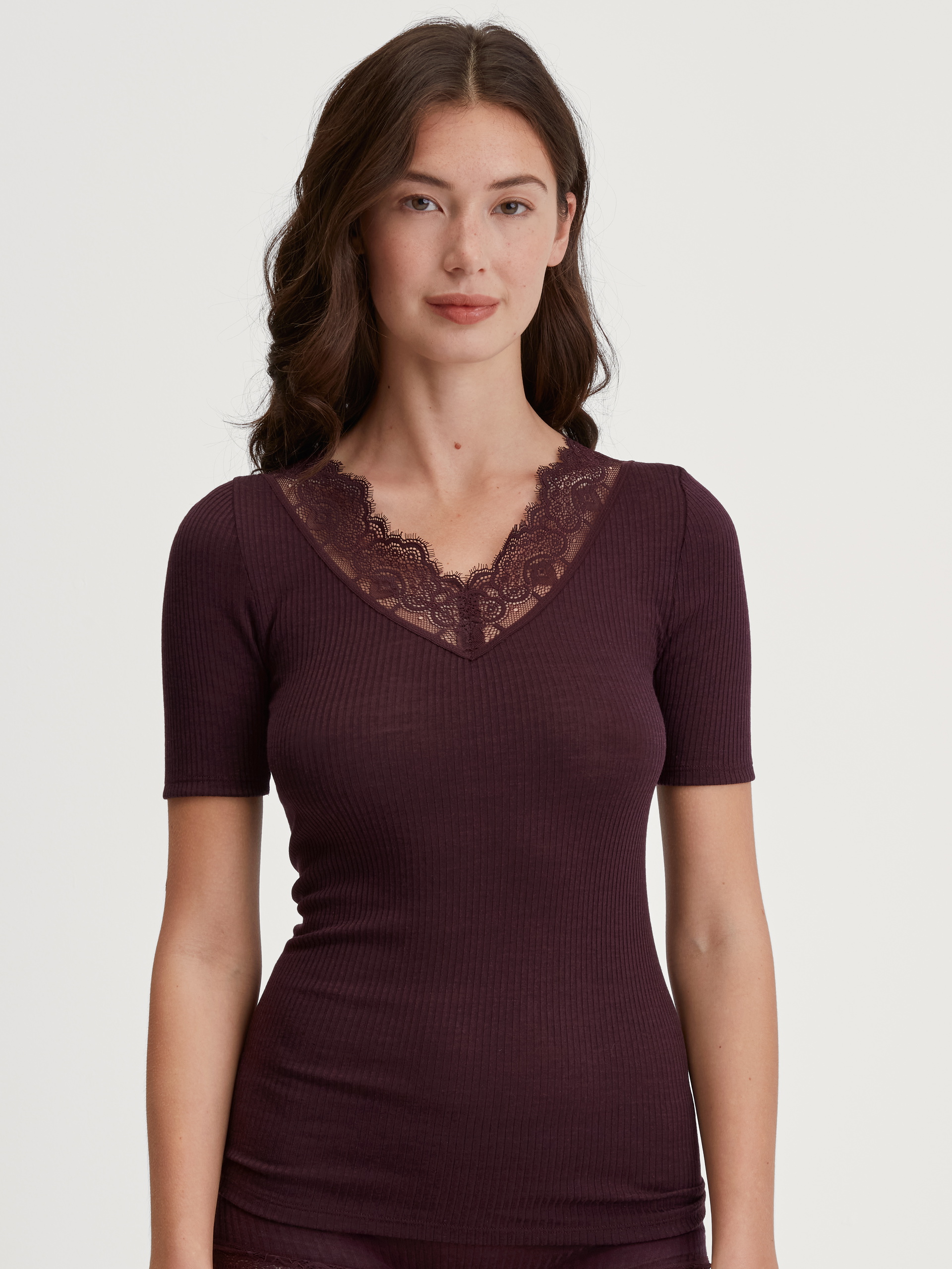 Women model is wearing Short-sleeved wool-silk shirt made of Wool in Red, Lace from the Silky Wool Joy series by CALIDA, Front view