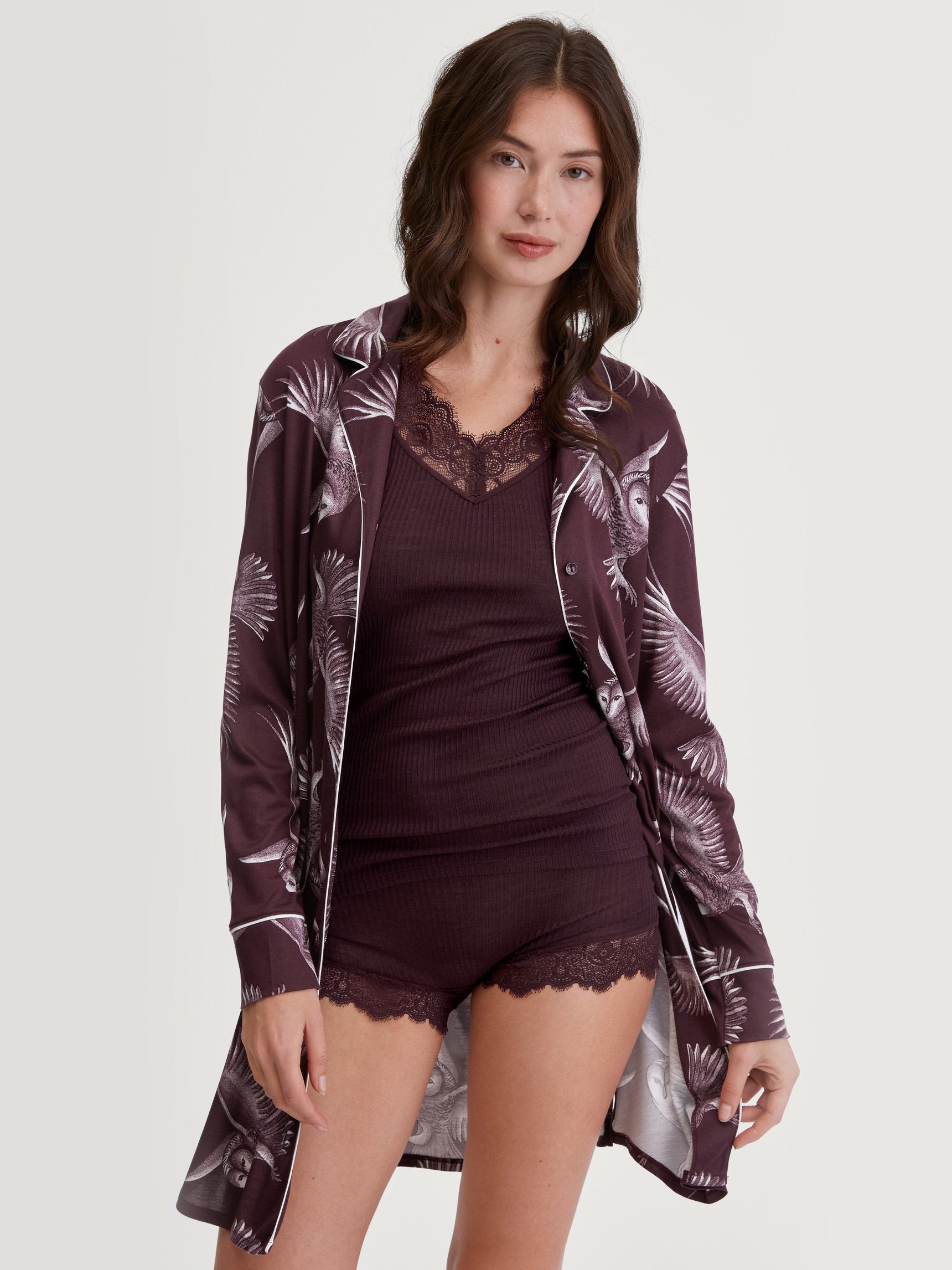 Damen-Model trägt Kurzarm-Shirt aus Wolle-Seide aus Wolle in Rot, Spitze aus Serie Silky Wool Joy von CALIDA, Zusatzbild
