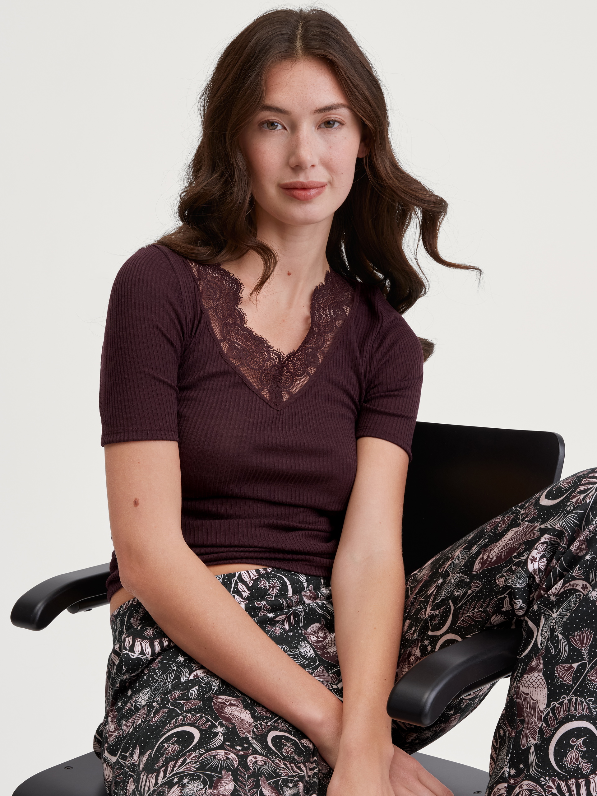 Women model is wearing Short-sleeved wool-silk shirt made of Wool in Red, Lace from the Silky Wool Joy series by CALIDA, Front view