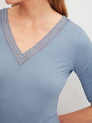 Damen-Model trägt Kurzarm-Shirt aus Modal in Blau, Einfarbig aus Serie Etude Ajours von CALIDA, Detail