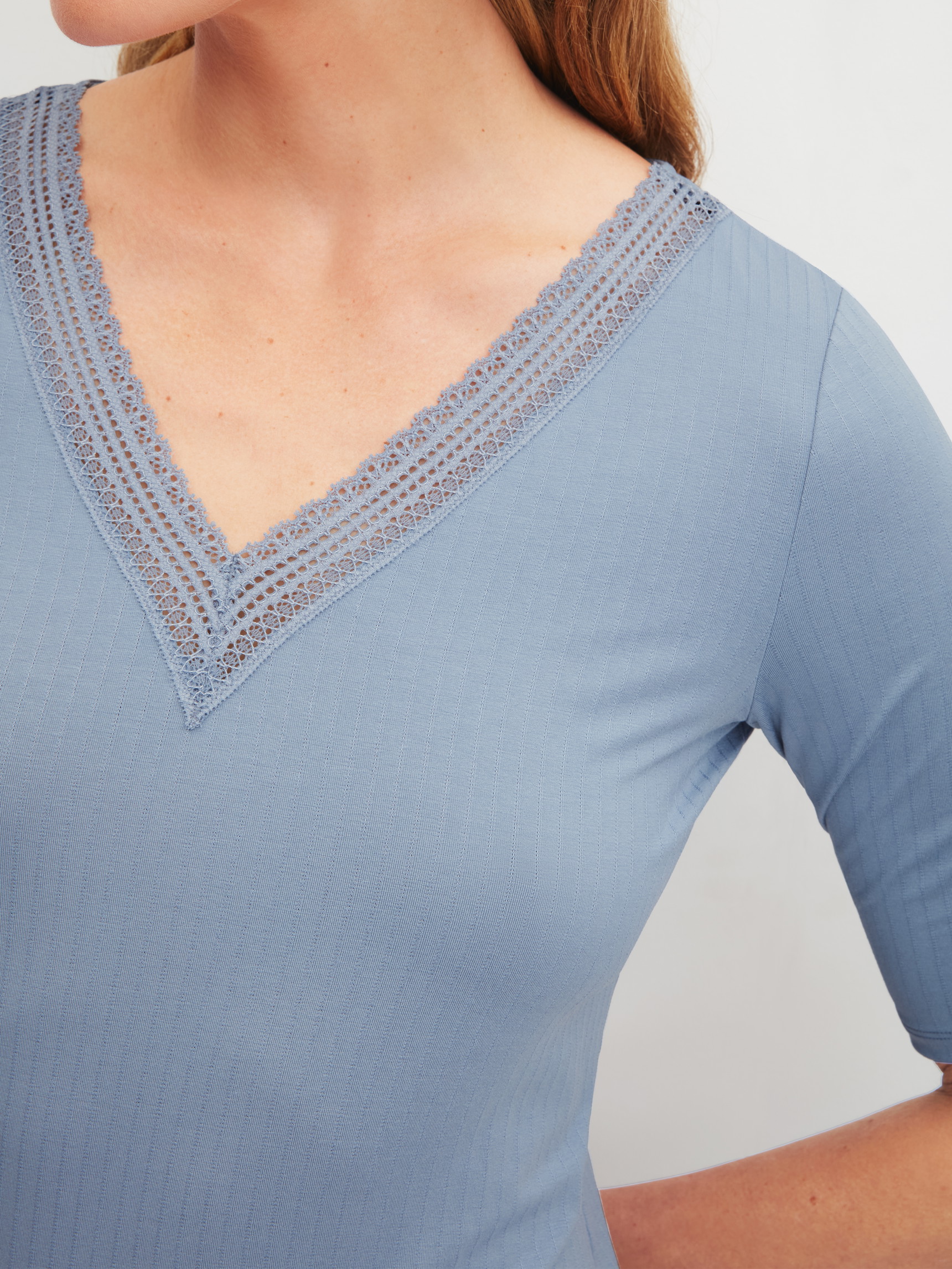 Damen-Model trägt Kurzarm-Shirt aus Modal in Blau, Einfarbig aus Serie Etude Ajours von CALIDA, Detail