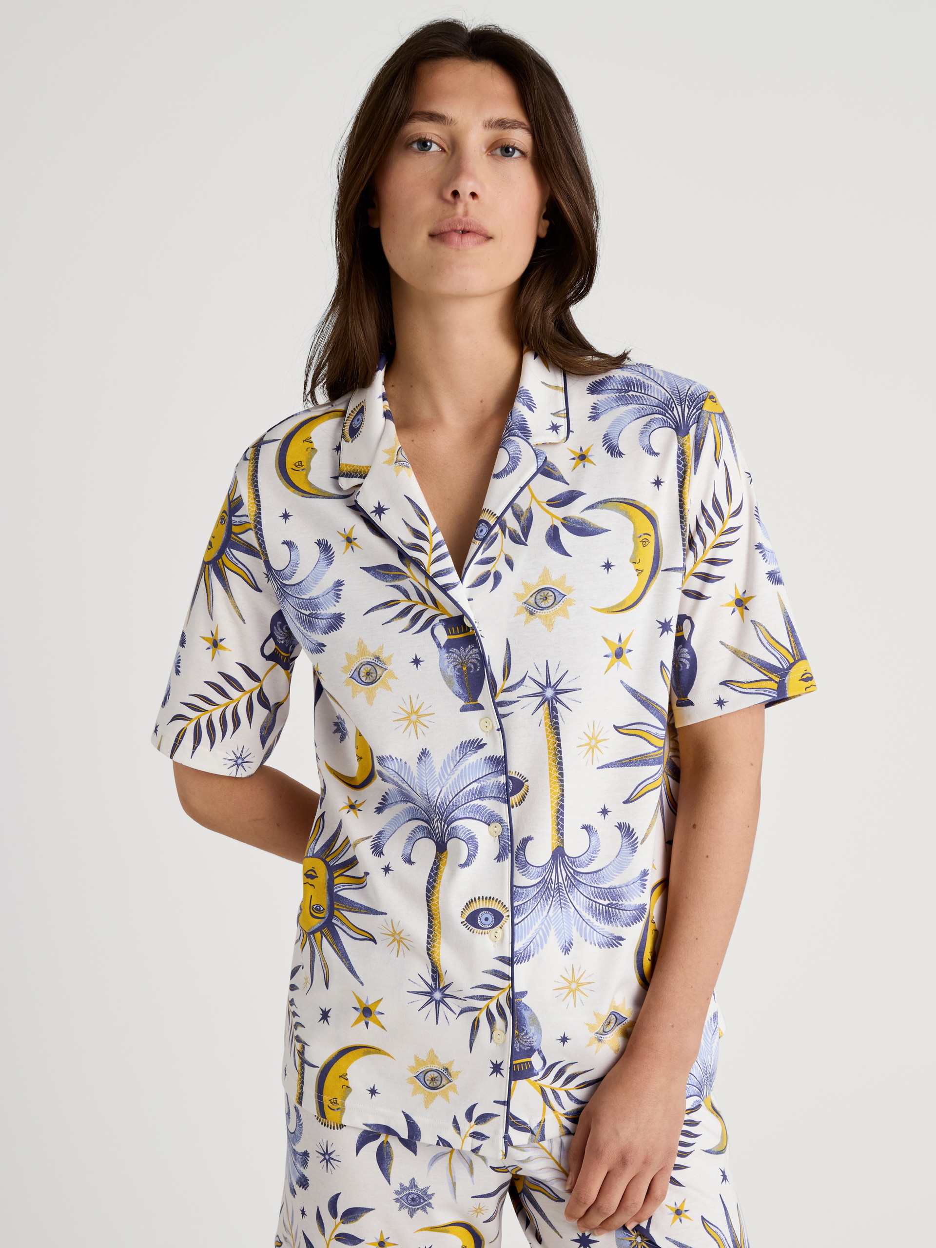 Damen-Model trägt Kurzarm-Shirt, durchgeknöpft aus 100% Baumwolle in Beige, Floral aus Serie Favourites Magic von CALIDA, Vorderansicht