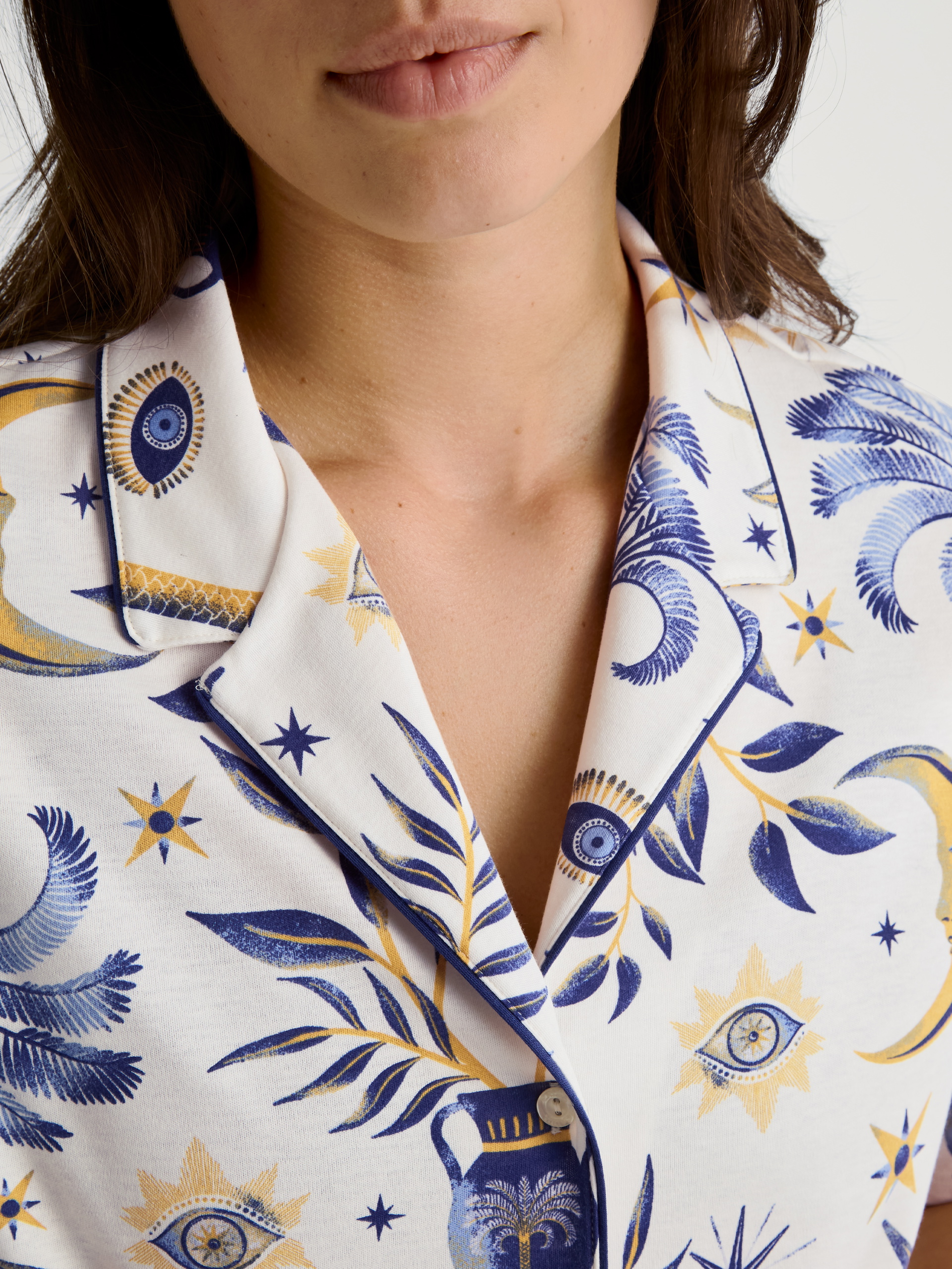 Damen-Model trägt Kurzarm-Shirt, durchgeknöpft aus 100% Baumwolle in Beige, Floral aus Serie Favourites Magic von CALIDA, Detail