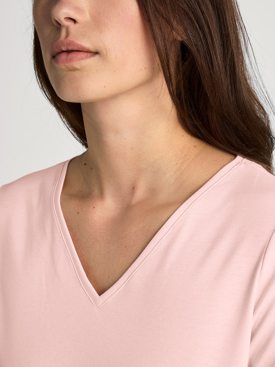 Women model is wearing Short-sleeved shirt made of 100% Cotton in Pink, Unicoloured from the Favourites Sleep series by CALIDA, Detail