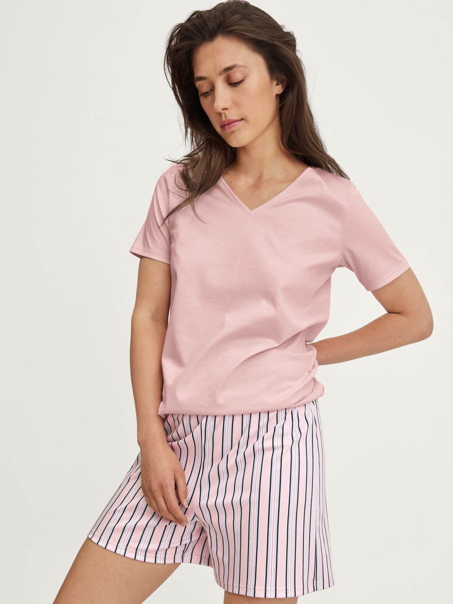 Women model is wearing Short-sleeved shirt made of 100% Cotton in Pink, Unicoloured from the Favourites Sleep series by CALIDA, Additional Image