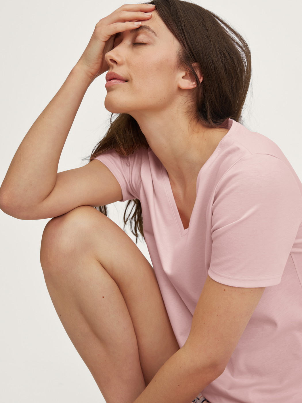 Women model is wearing Short-sleeved shirt made of 100% Cotton in Pink, Unicoloured from the Favourites Sleep series by CALIDA, Additional Image