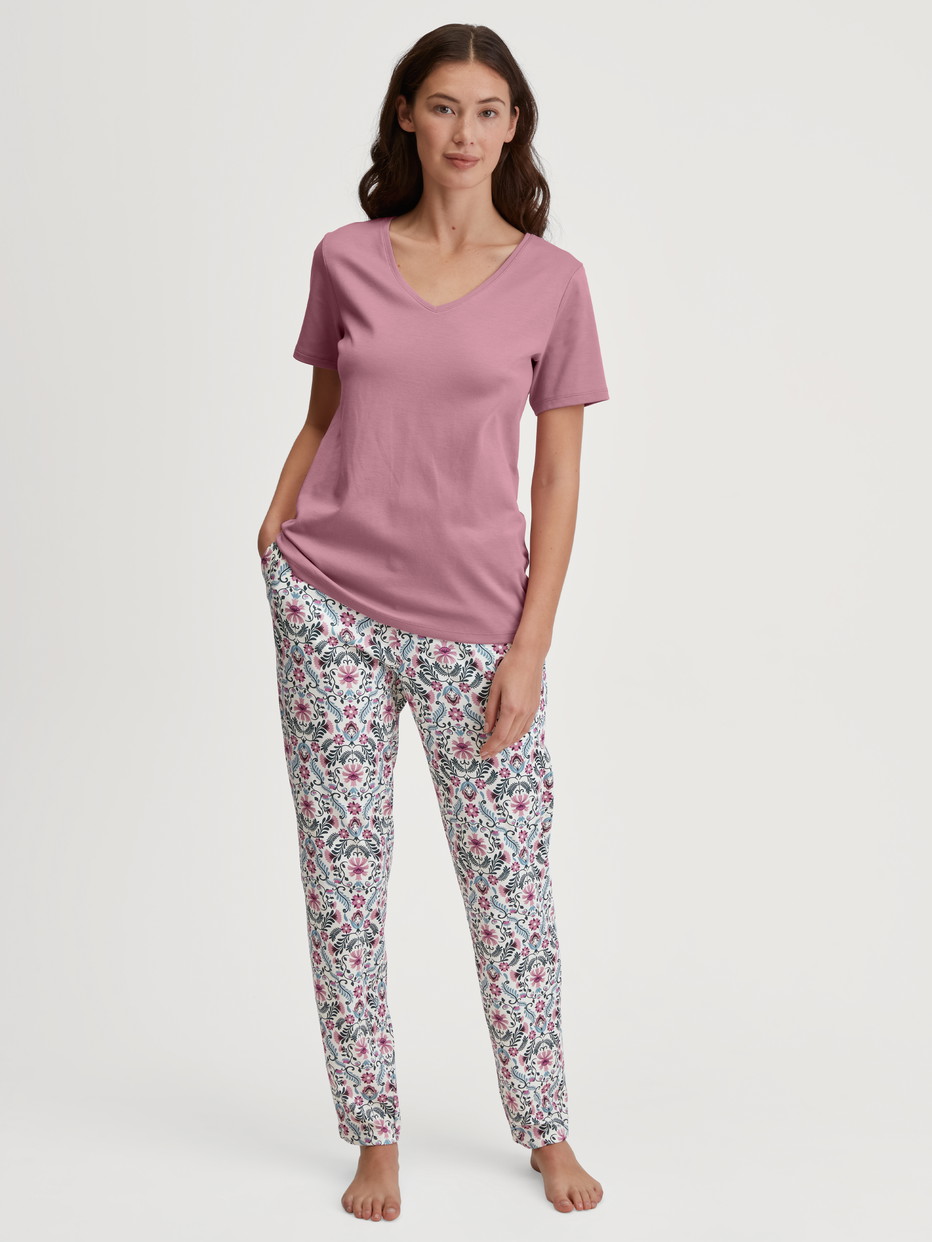 Damen-Model trägt Kurzarm-Shirt aus 100% Baumwolle in Rosa, Einfarbig aus Serie Favourites Botanic von CALIDA, Outfit