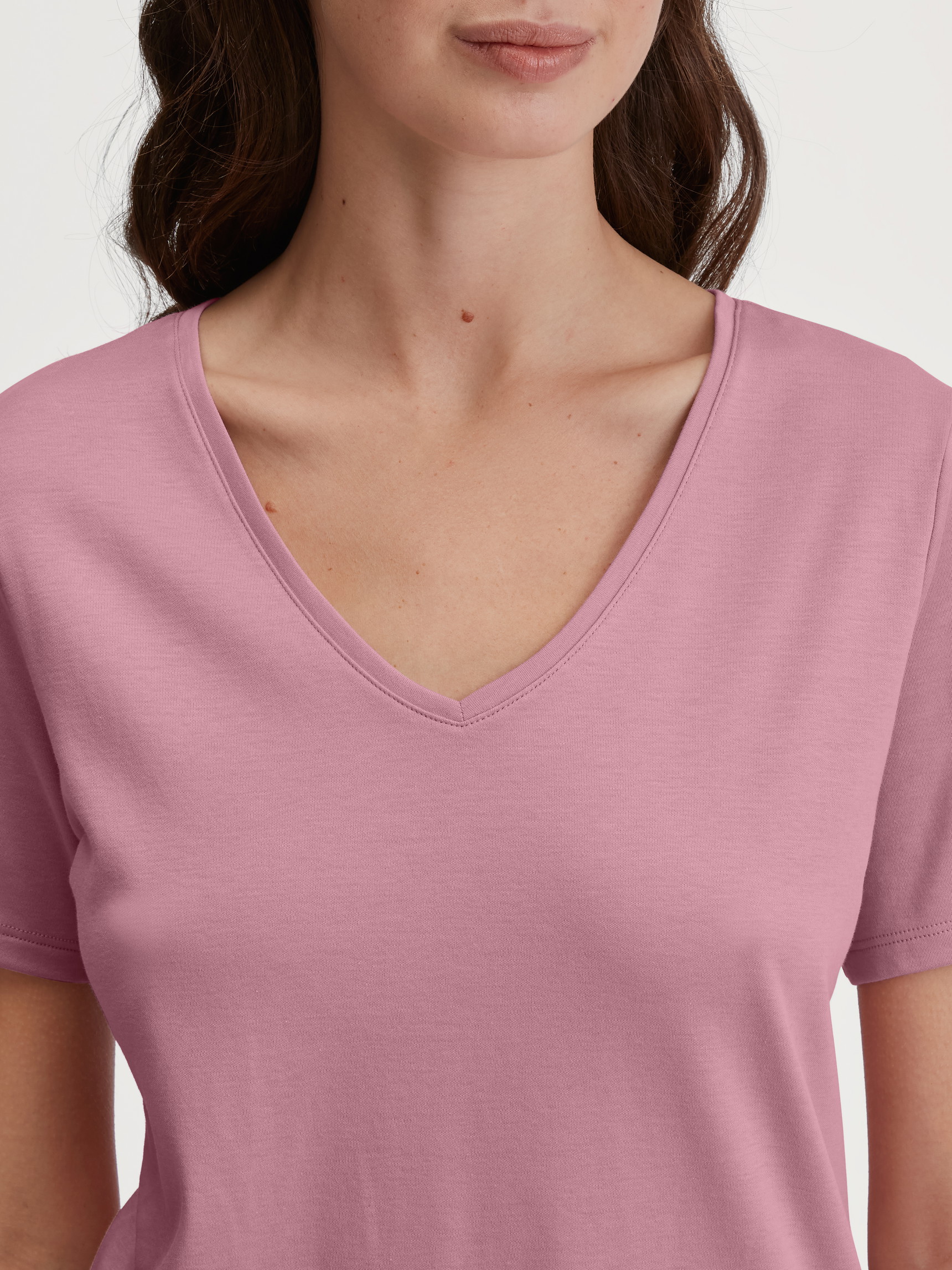 Damen-Model trägt Kurzarm-Shirt aus 100% Baumwolle in Rosa, Einfarbig aus Serie Favourites Botanic von CALIDA, Detail