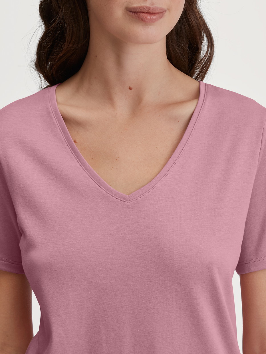 Damen-Model trägt Kurzarm-Shirt aus 100% Baumwolle in Rosa, Einfarbig aus Serie Favourites Botanic von CALIDA, Detail