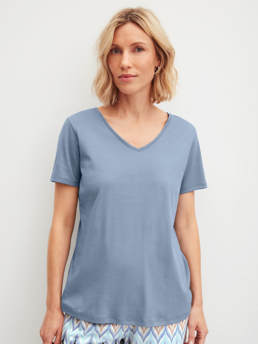 Women model is wearing Short-sleeved shirt made of 100% Cotton in Blue, Unicoloured from the Favourites Tiles series by CALIDA, Front view