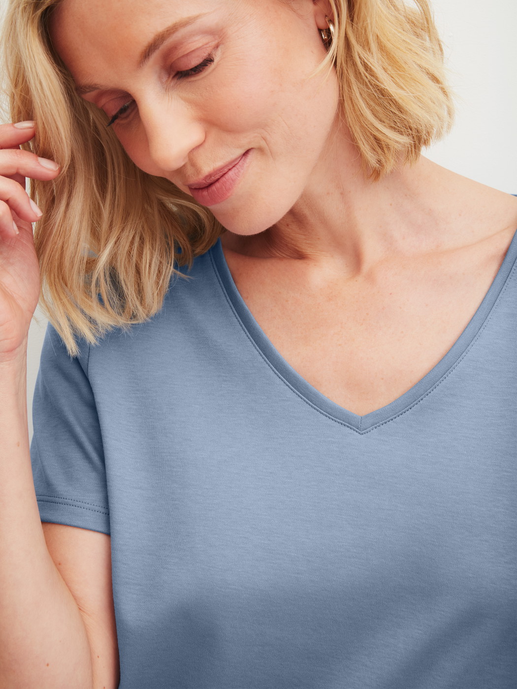 Women model is wearing Short-sleeved shirt made of 100% Cotton in Blue, Unicoloured from the Favourites Tiles series by CALIDA, Detail