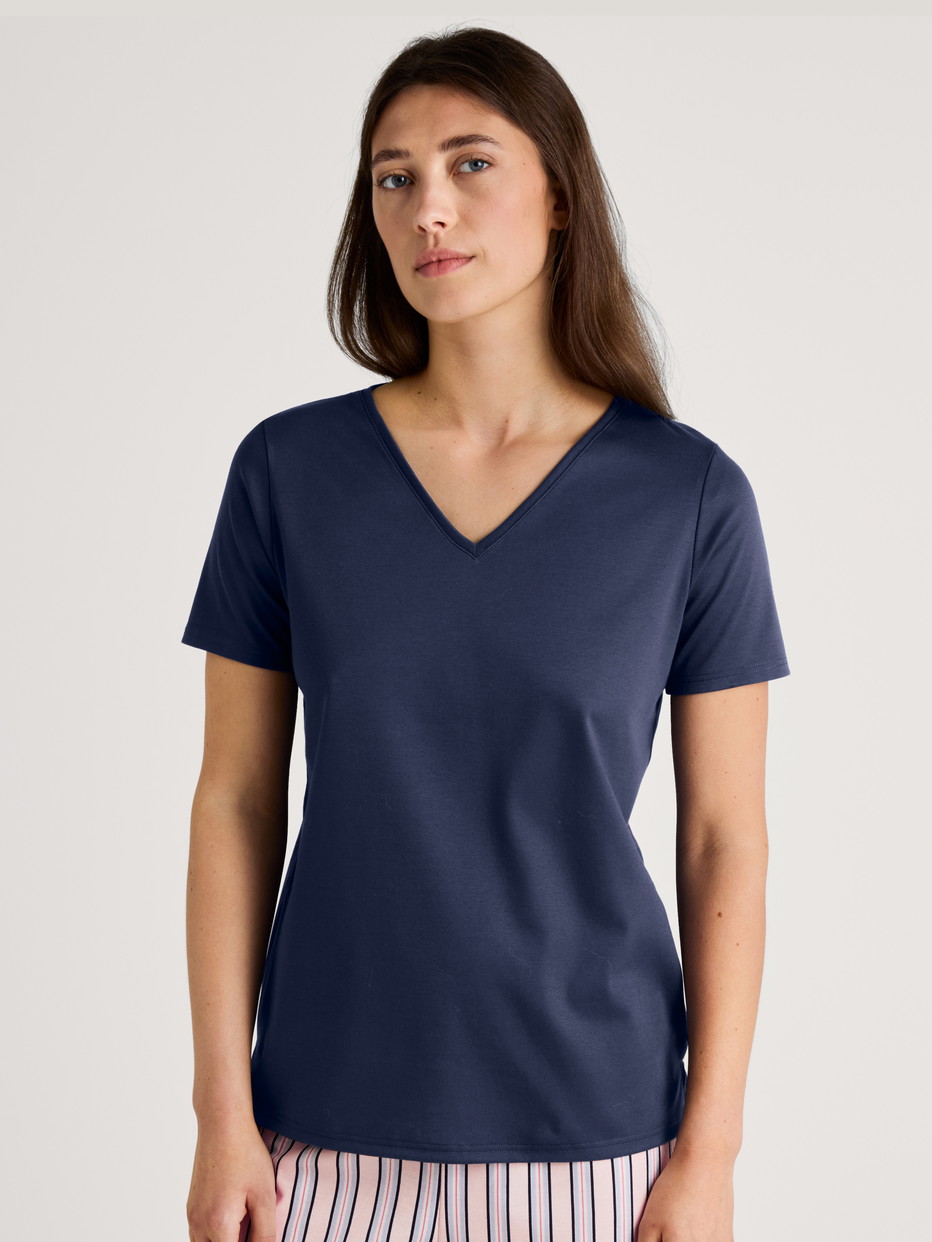 Women model is wearing Short-sleeved shirt made of 100% Cotton in Blue, Unicoloured from the Favourites Sleep series by CALIDA, Front view