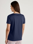 Damen-Model trägt Kurzarm-Shirt aus 100% Baumwolle in Blau, Einfarbig aus Serie Favourites Sleep von CALIDA, Rückansicht
