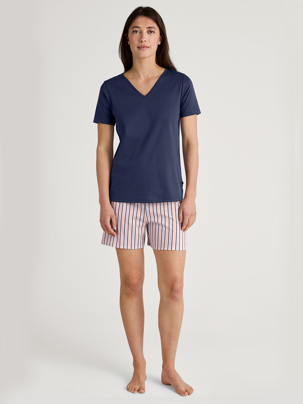 Damen-Model trägt Kurzarm-Shirt aus 100% Baumwolle in Blau, Einfarbig aus Serie Favourites Sleep von CALIDA, Outfit