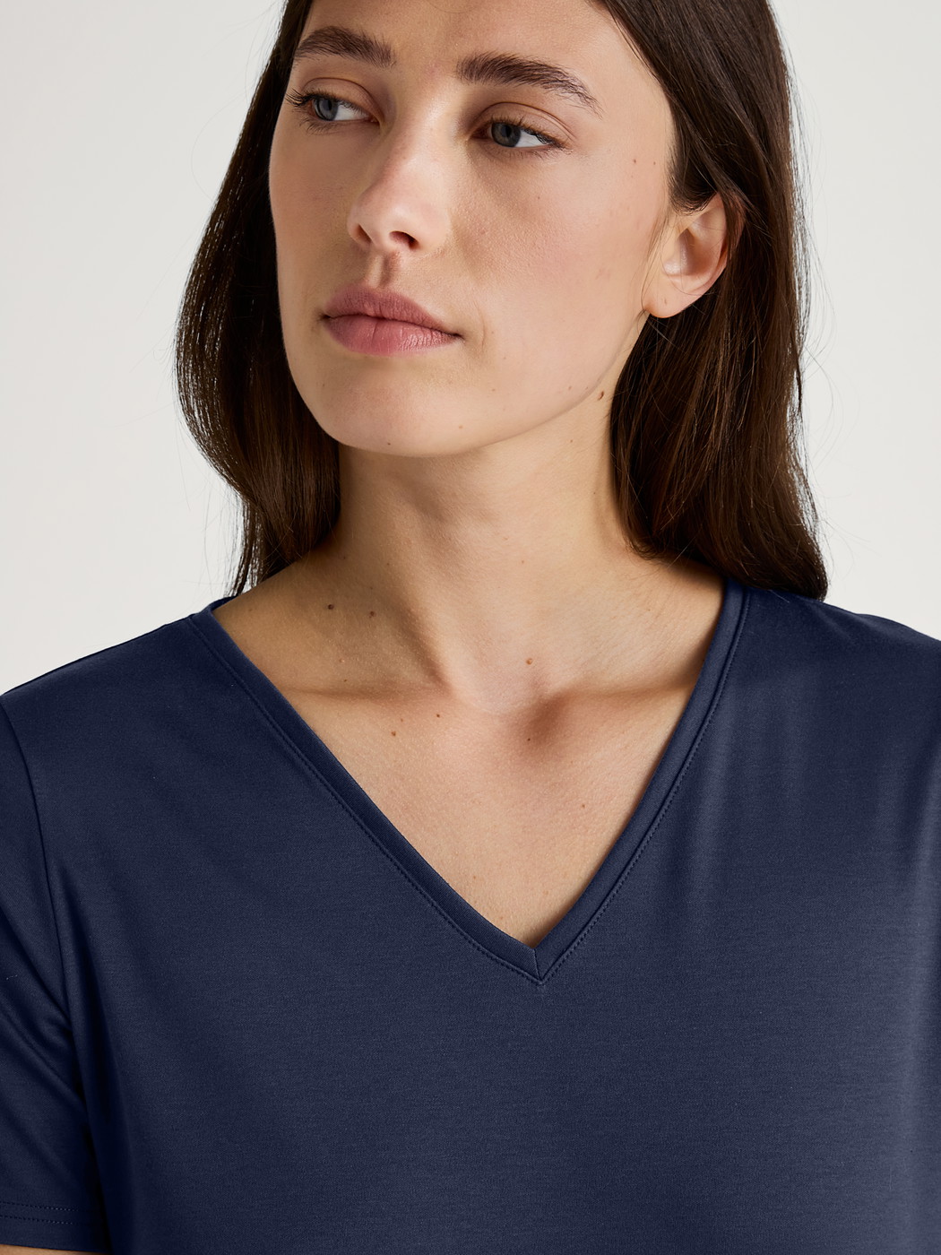 Damen-Model trägt Kurzarm-Shirt aus 100% Baumwolle in Blau, Einfarbig aus Serie Favourites Sleep von CALIDA, Detail