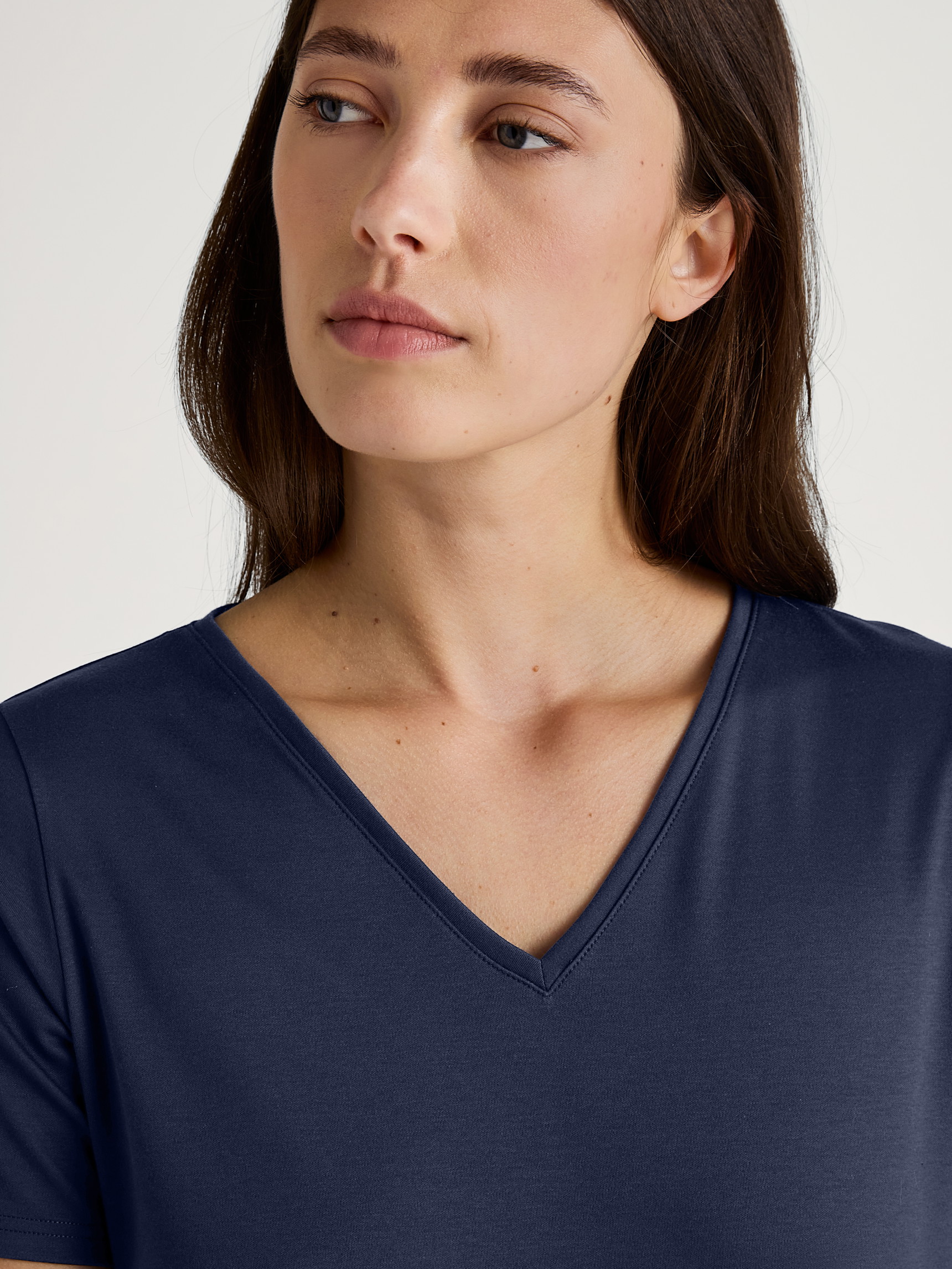 Damen-Model trägt Kurzarm-Shirt aus 100% Baumwolle in Blau, Einfarbig aus Serie Favourites Sleep von CALIDA, Detail