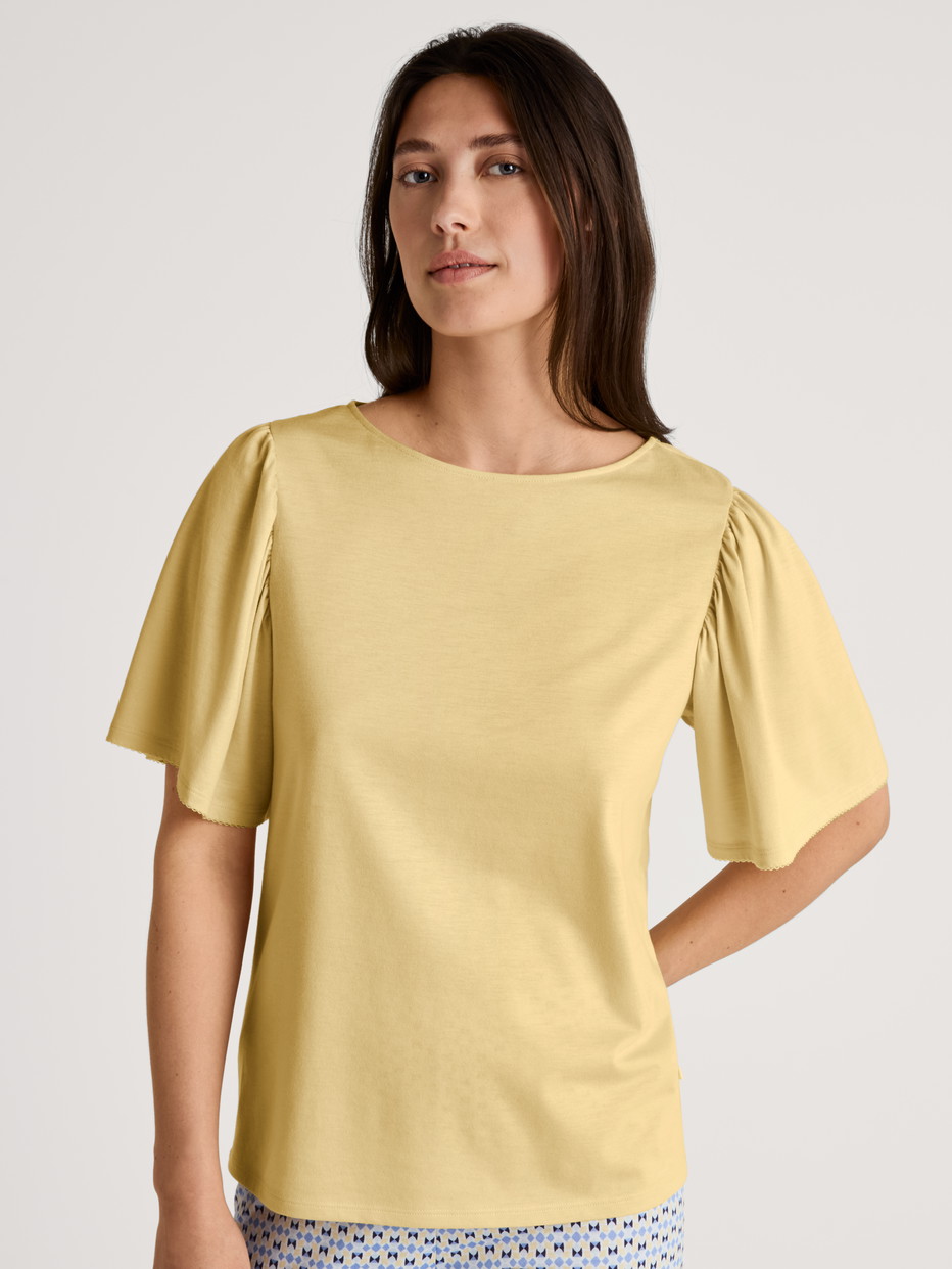 Damen-Model trägt Kurzarm-Shirt aus Modal in Gelb, Einfarbig aus Serie Favourites Joy von CALIDA, Vorderansicht
