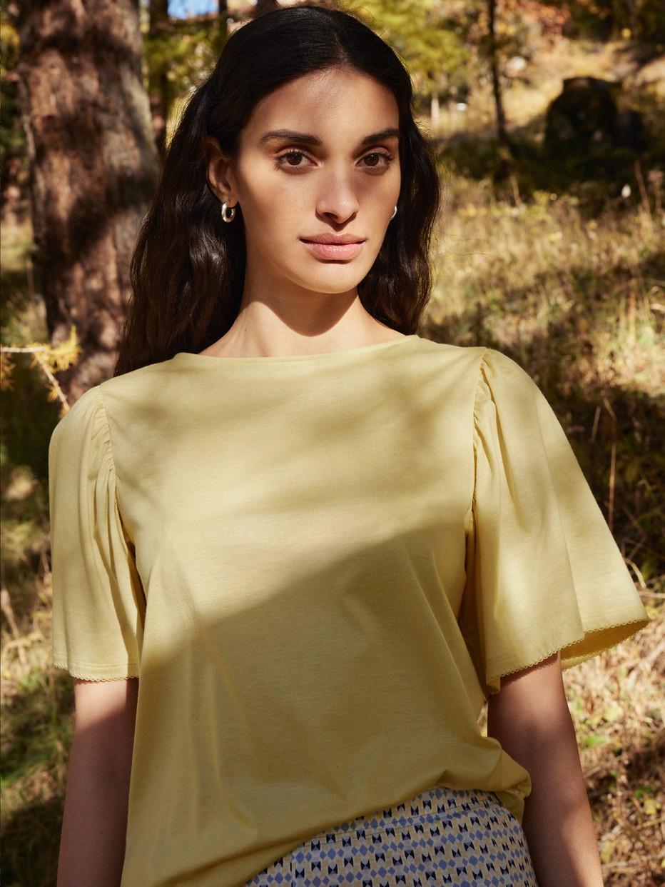 Damen-Model trägt Kurzarm-Shirt aus Modal in Gelb, Einfarbig aus Serie Favourites Joy von CALIDA, Vorderansicht
