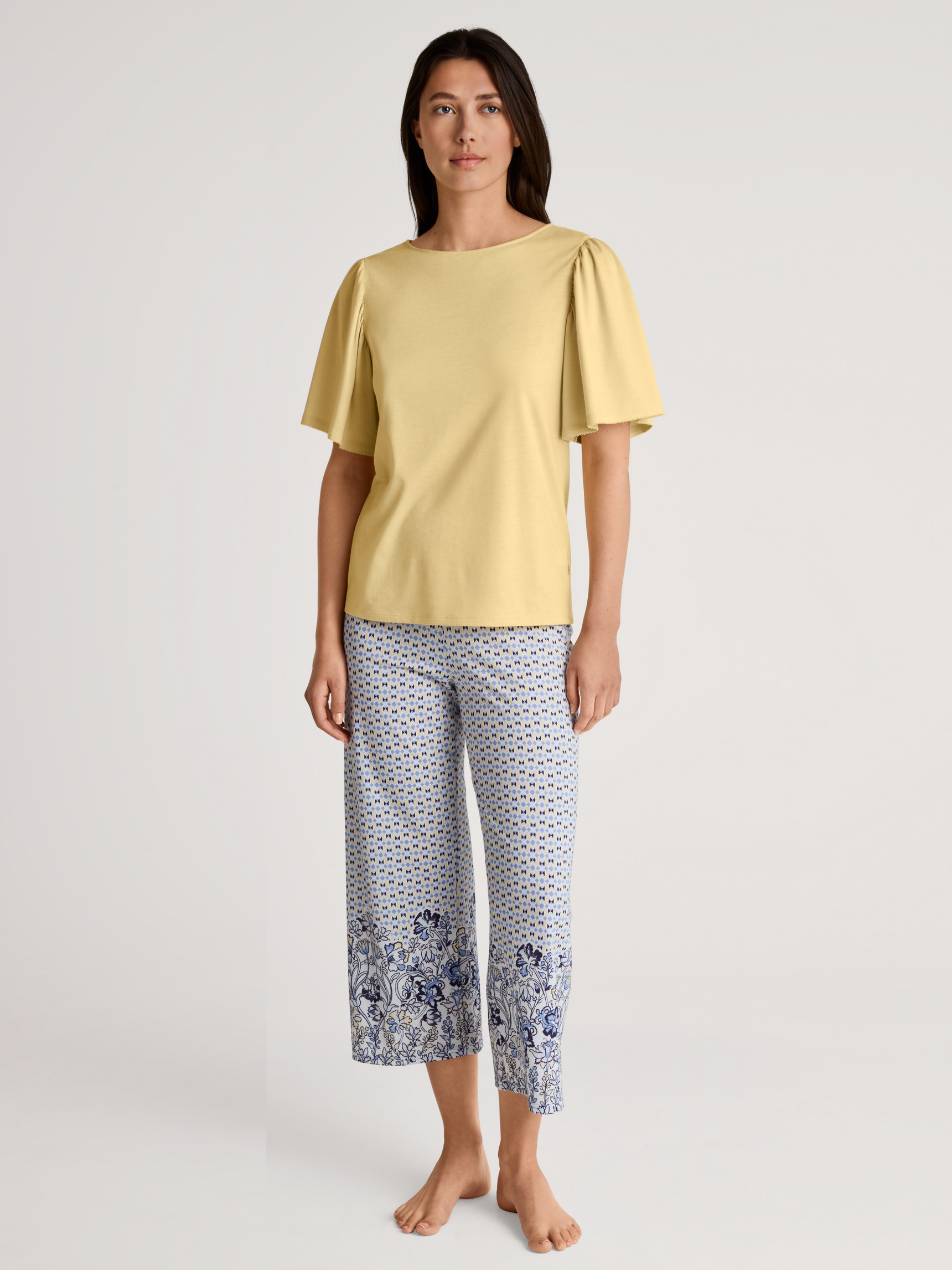 Le mannequin Femme porte le/la T-Shirt à manches courtes en Modal de couleur Jaune, Unicolore, de la série Favourites Joy de CALIDA, Tenue