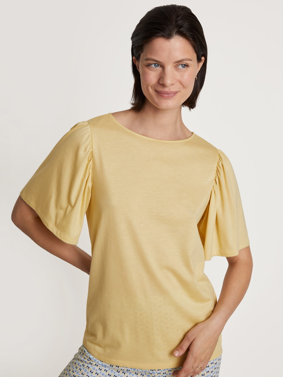 Damen-Model trägt Kurzarm-Shirt aus Modal in Gelb, Einfarbig aus Serie Favourites Joy von CALIDA, Detail