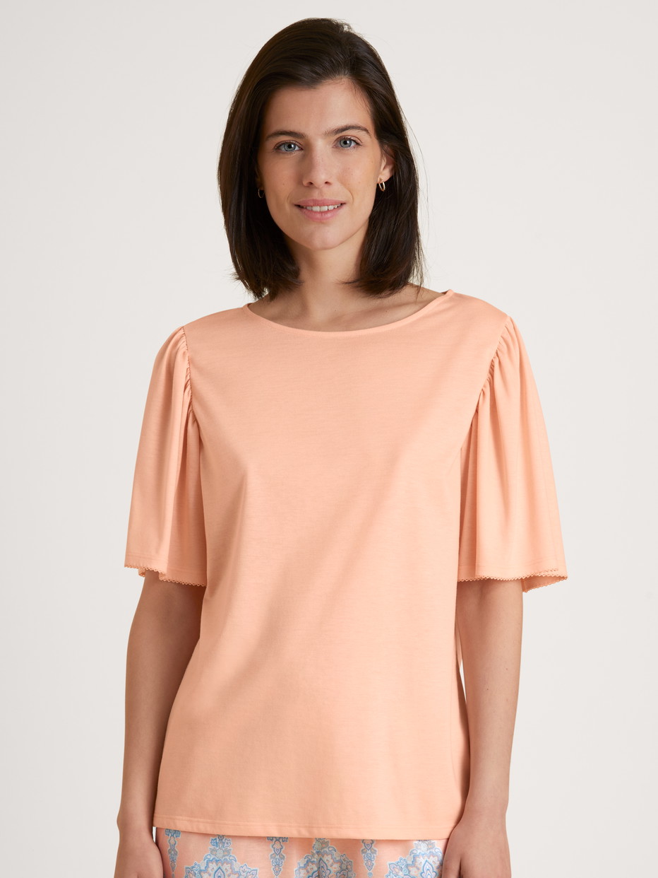 Damen-Model trägt Kurzarm-Shirt aus Modal in Orange, Einfarbig aus Serie Favourites Balance von CALIDA, Vorderansicht