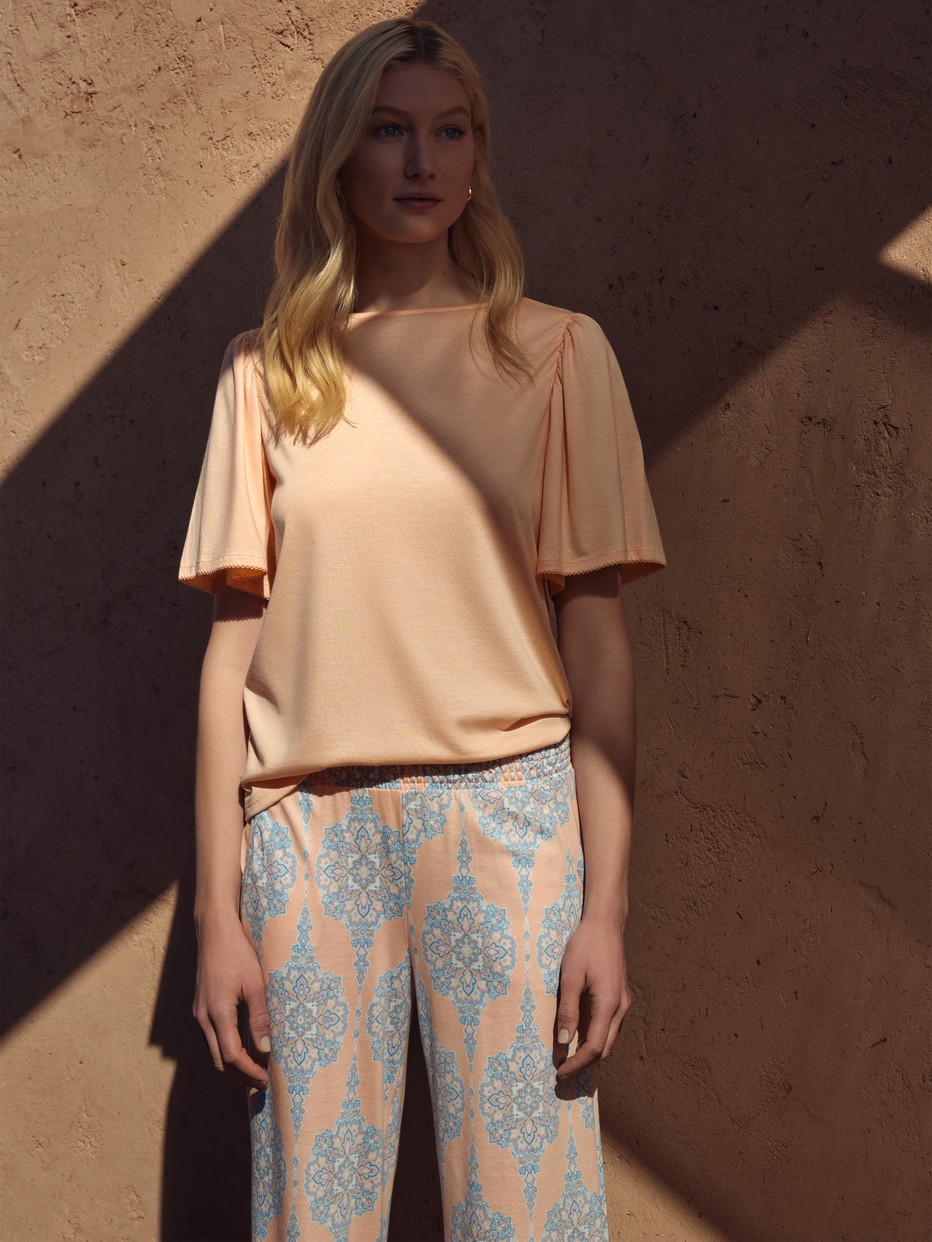 Damen-Model trägt Kurzarm-Shirt aus Modal in Orange, Einfarbig aus Serie Favourites Balance von CALIDA, Vorderansicht