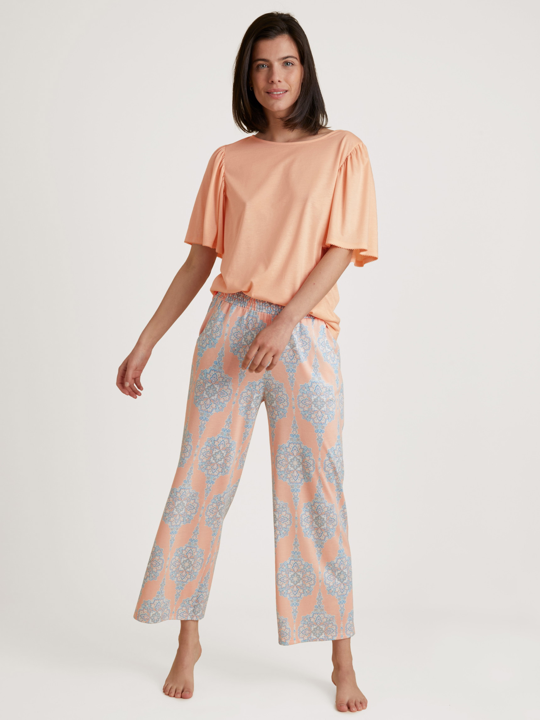 Le mannequin Femme porte le/la T-Shirt à manches courtes en Modal de couleur Orange, Unicolore, de la série Favourites Balance de CALIDA, Vue de face, Tenue