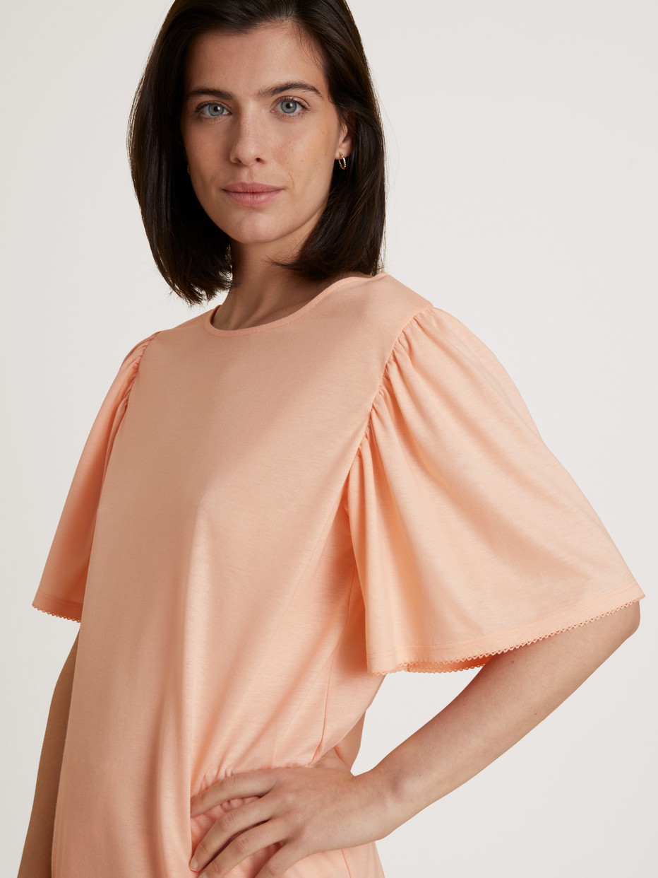Damen-Model trägt Kurzarm-Shirt aus Modal in Orange, Einfarbig aus Serie Favourites Balance von CALIDA, Detail