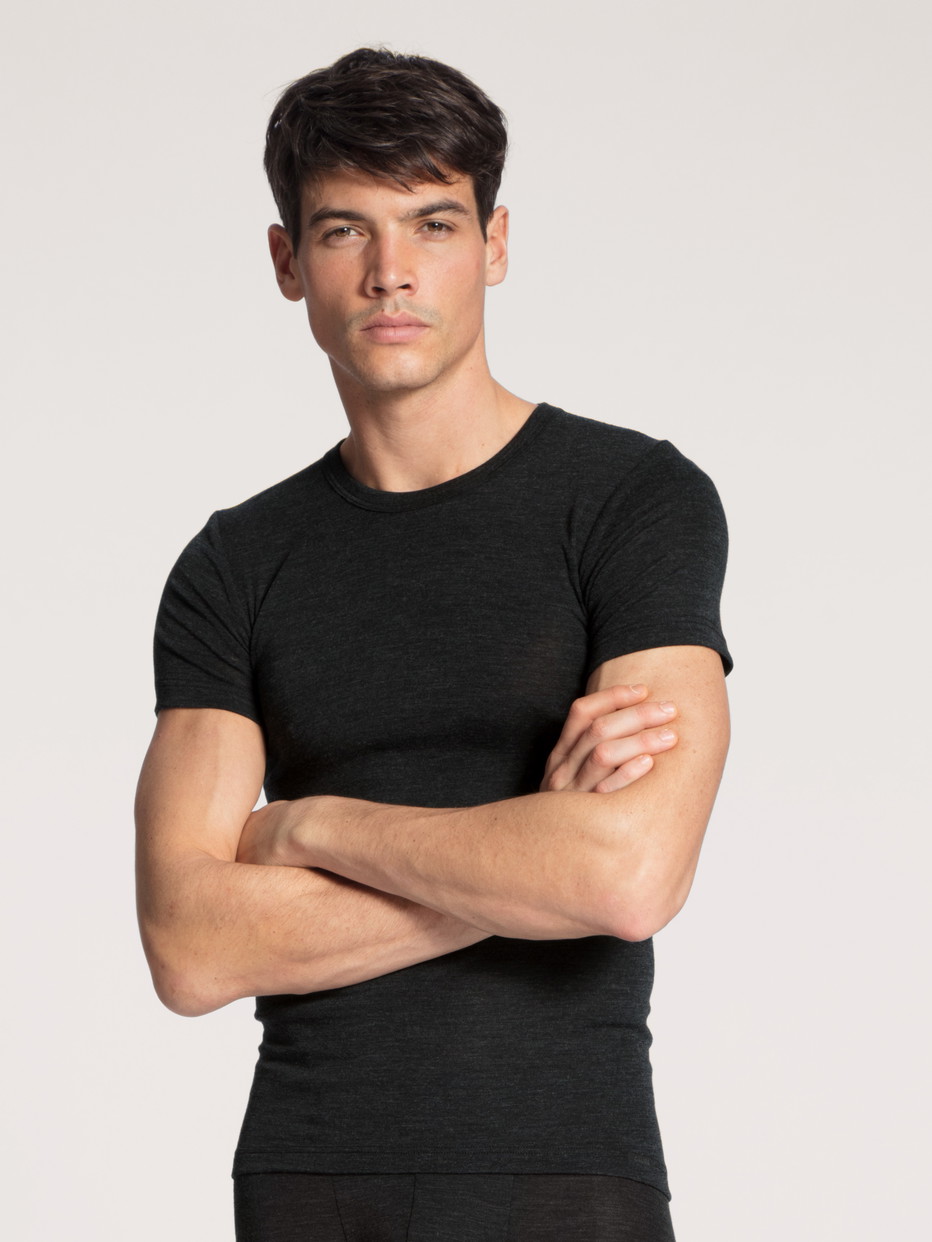 Herren-Model trägt Shirt aus Wolle und Seide aus Wolle in Grau, Einfarbig aus Serie Wool & Silk von CALIDA, Vorderansicht