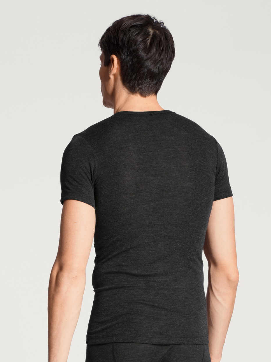 Herren-Model trägt Shirt aus Wolle und Seide aus Wolle in Grau, Einfarbig aus Serie Wool & Silk von CALIDA, Rückansicht