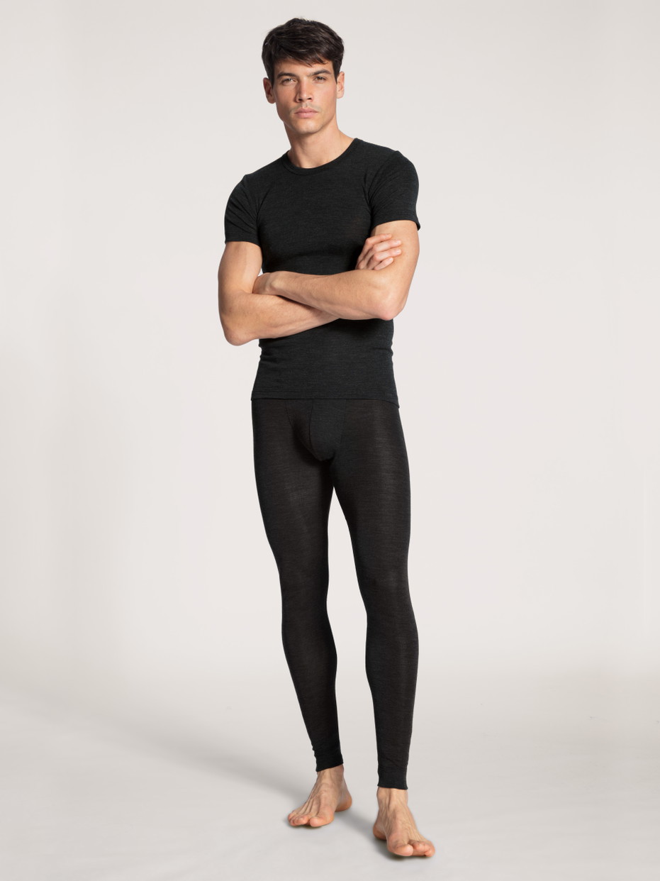 Herren-Model trägt Shirt aus Wolle und Seide aus Wolle in Grau, Einfarbig aus Serie Wool & Silk von CALIDA, Outfit