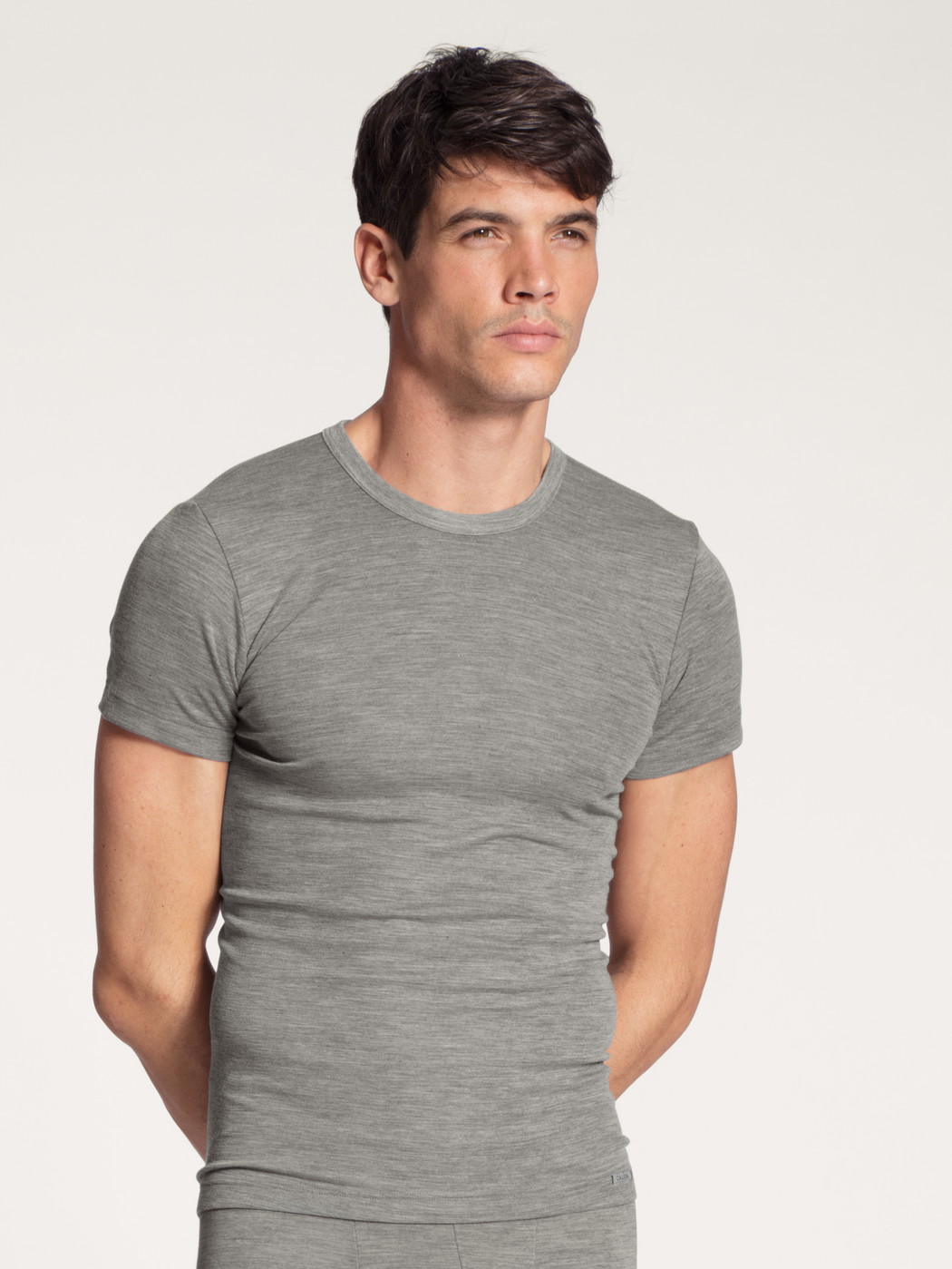 La modella / Il modello Uomo indossa T-shirt in Lana di colore Grigio, Tinta unita, della serie Wool & Silk di CALIDA, Vista frontale