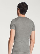 La modella / Il modello Uomo indossa T-shirt in Lana di colore Grigio, Tinta unita, della serie Wool & Silk di CALIDA, Vista posteriore