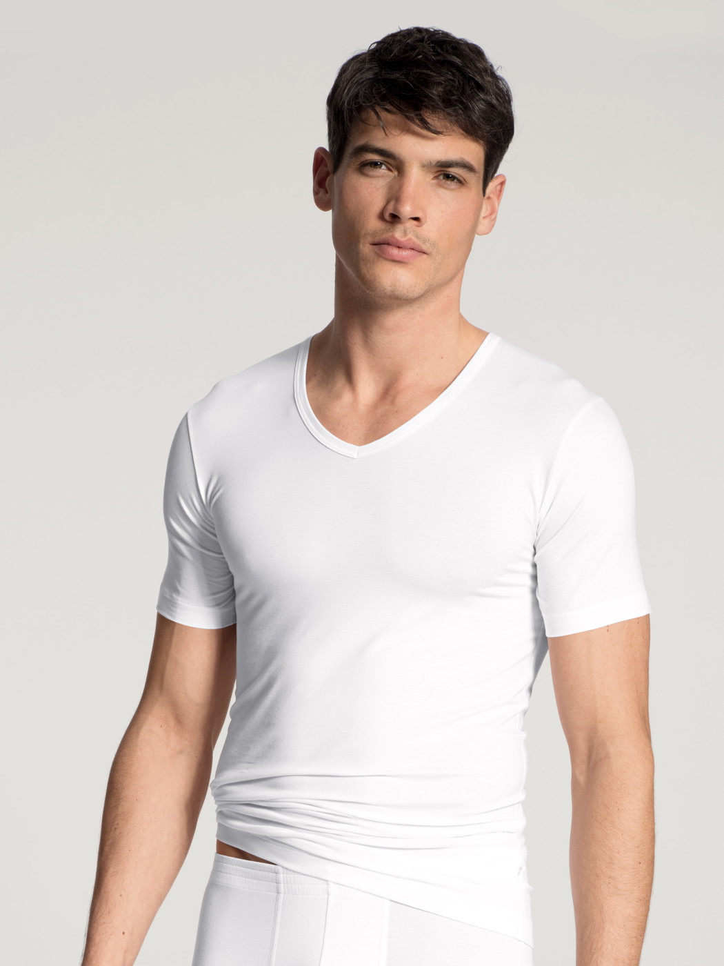 Herren-Model trägt T-Shirt, V-Neck aus Lyocell in Weiß, Einfarbig aus Serie Focus von CALIDA, Vorderansicht