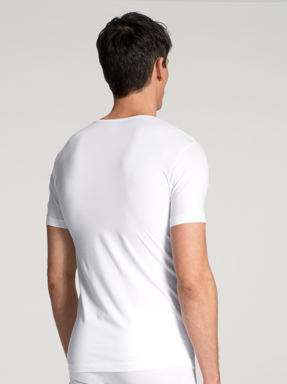 Herren-Model trägt T-Shirt, V-Neck aus Lyocell in Weiß, Einfarbig aus Serie Focus von CALIDA, Rückansicht