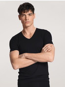 Herren-Model trägt T-Shirt, V-Neck aus Lyocell in Schwarz, Einfarbig aus Serie Focus von CALIDA, Vorderansicht
