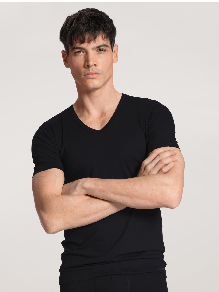 Herren-Model trägt T-Shirt, V-Neck aus Lyocell in Schwarz, Einfarbig aus Serie Focus von CALIDA, Vorderansicht