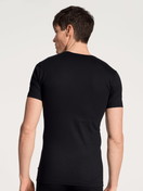 Herren-Model trägt T-Shirt, V-Neck aus Lyocell in Schwarz, Einfarbig aus Serie Focus von CALIDA, Rückansicht
