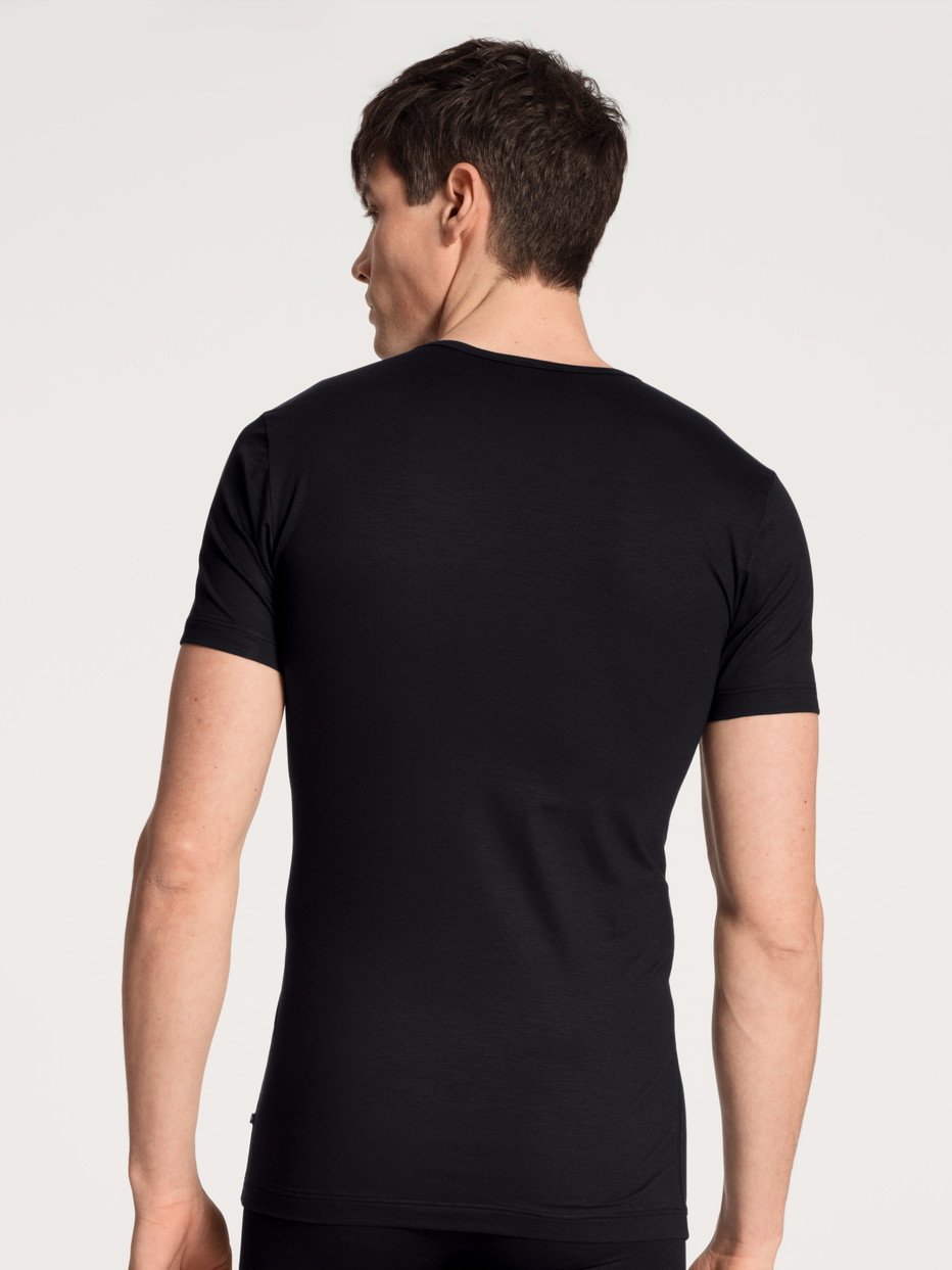 Herren-Model trägt T-Shirt, V-Neck aus Lyocell in Schwarz, Einfarbig aus Serie Focus von CALIDA, Rückansicht