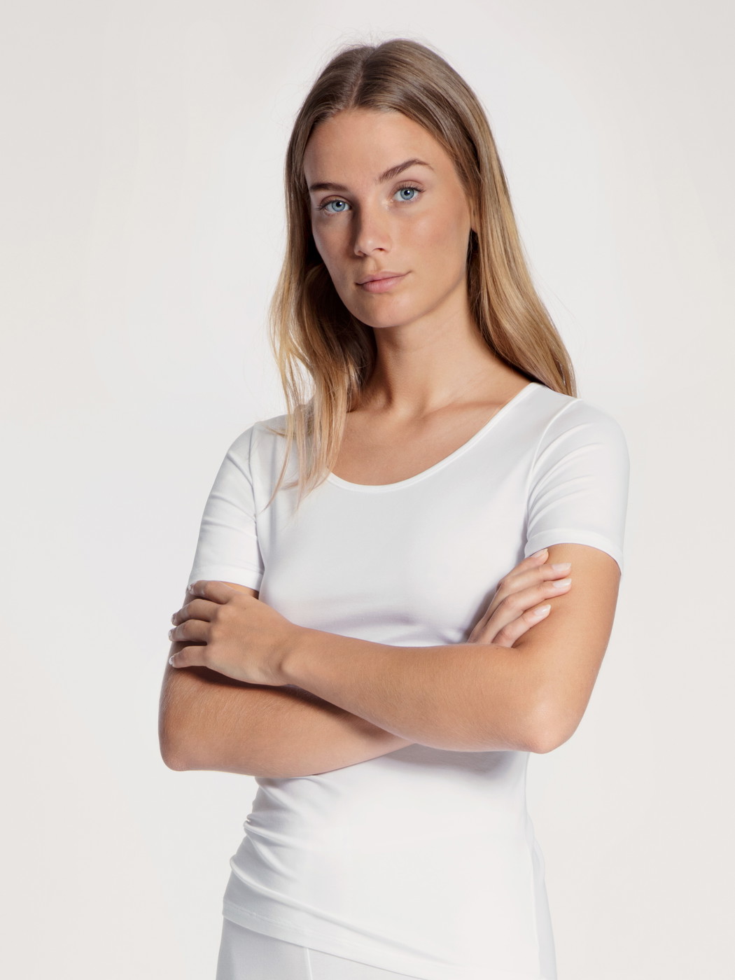 La modella / Il modello Donna indossa Shirt a manica corta in Cotone di colore Bianco, Tinta unita, della serie Natural Comfort di CALIDA, Vista frontale