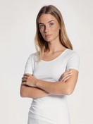 La modella / Il modello Donna indossa Shirt a manica corta in Cotone di colore Bianco, Tinta unita, della serie Natural Comfort di CALIDA, Vista frontale