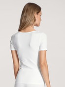 La modella / Il modello Donna indossa Shirt a manica corta in Cotone di colore Bianco, Tinta unita, della serie Natural Comfort di CALIDA, Vista posteriore