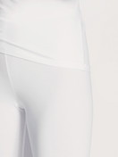 La modella / Il modello Donna indossa Shirt a manica corta in Cotone di colore Bianco, Tinta unita, della serie Natural Comfort di CALIDA, Dettaglio