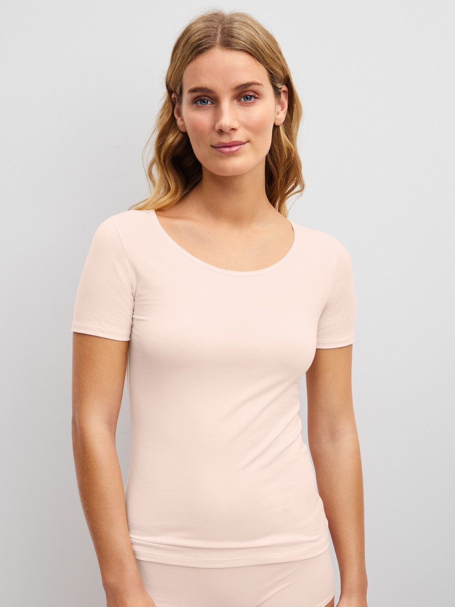 La modella / Il modello Donna indossa Shirt a manica corta in Cotone di colore Rosa, Tinta unita, della serie Natural Comfort di CALIDA, Vista frontale