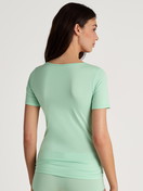 Le mannequin Femme porte le/la T-shirt á manches courtes en Coton de couleur Turquoise, Unicolore, de la série Natural Comfort de CALIDA, Vue arrière