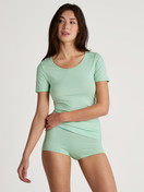 Le mannequin Femme porte le/la T-shirt á manches courtes en Coton de couleur Turquoise, Unicolore, de la série Natural Comfort de CALIDA, Tenue