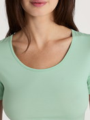 Le mannequin Femme porte le/la T-shirt á manches courtes en Coton de couleur Turquoise, Unicolore, de la série Natural Comfort de CALIDA, Détail