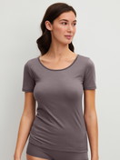 Damen-Model trägt T-Shirt, Rundhals aus Baumwolle in Braun, Einfarbig aus Serie Natural Comfort von CALIDA, Vorderansicht